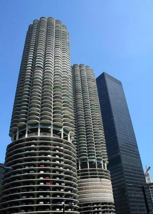 這停車場設(shè)計可謂滿眼科技感，秒變旅游景點