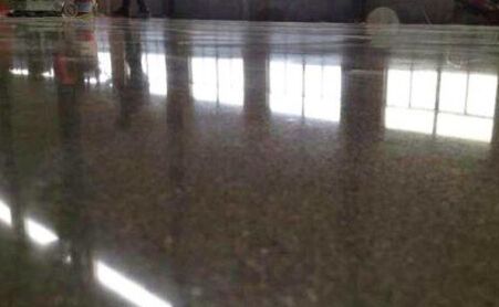 固化劑地坪和水磨石的性能特點(diǎn)各是什么？