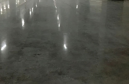 廈門(mén)固化劑地坪比普通地坪更防滑更安全嗎？